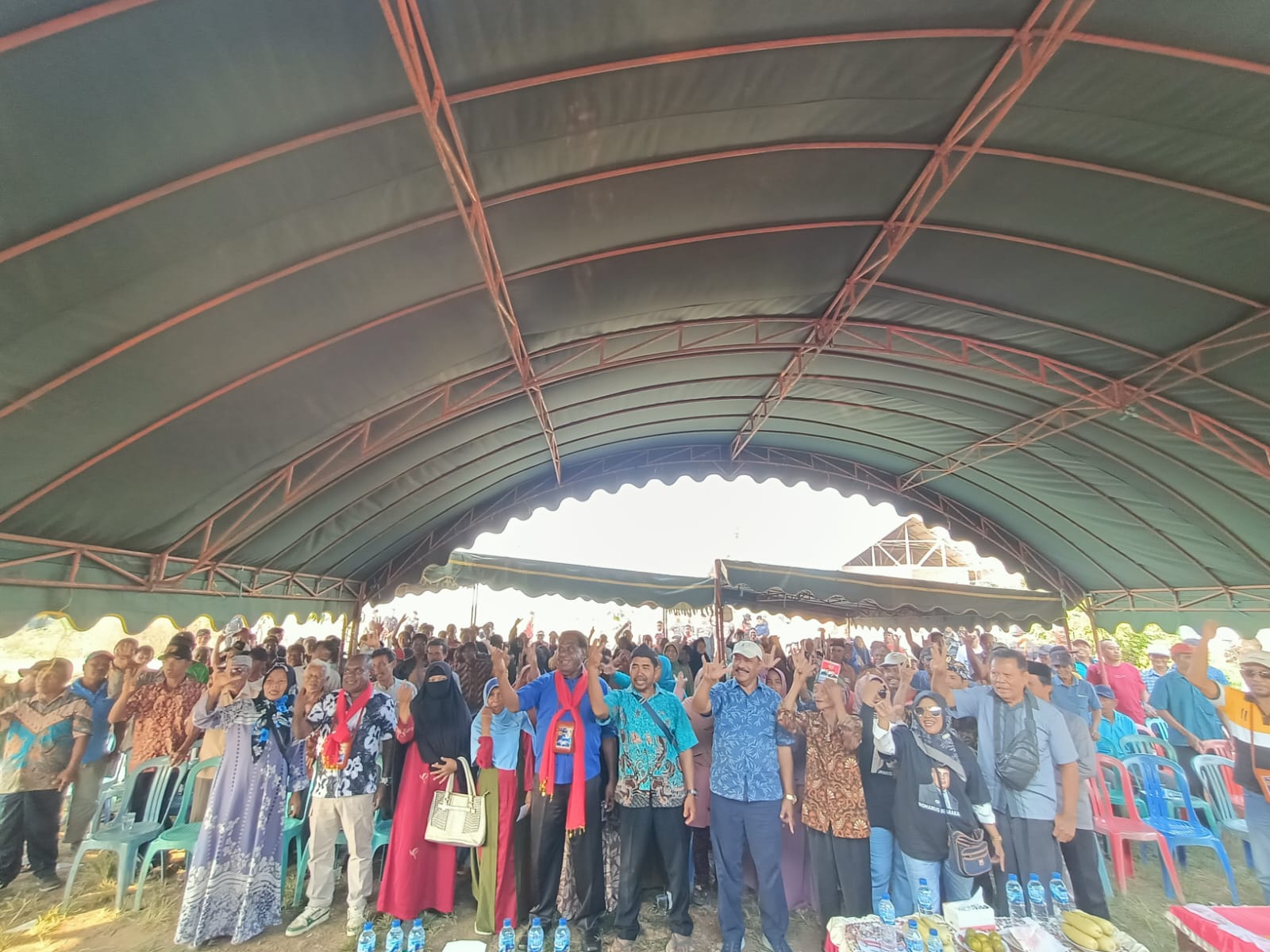 Foto bersama ratusan masyarakat di Kmapung Waninggap Kai bersama Calon Gubernur-Wakil Gubernur Papua Selatan, Romanus Mbaraka-Aobert Muyak – Surya Papua/Frans Kobun