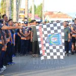 Penjabat Gubernur Papua Selatan, Komjen Pol (Purn) Rudy Sufahriadi melepas peserta jalan santai sambil mengangkat bendera – Surya Papua/IST