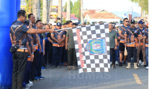 Penjabat Gubernur Papua Selatan, Komjen Pol (Purn) Rudy Sufahriadi melepas peserta jalan santai sambil mengangkat bendera – Surya Papua/IST