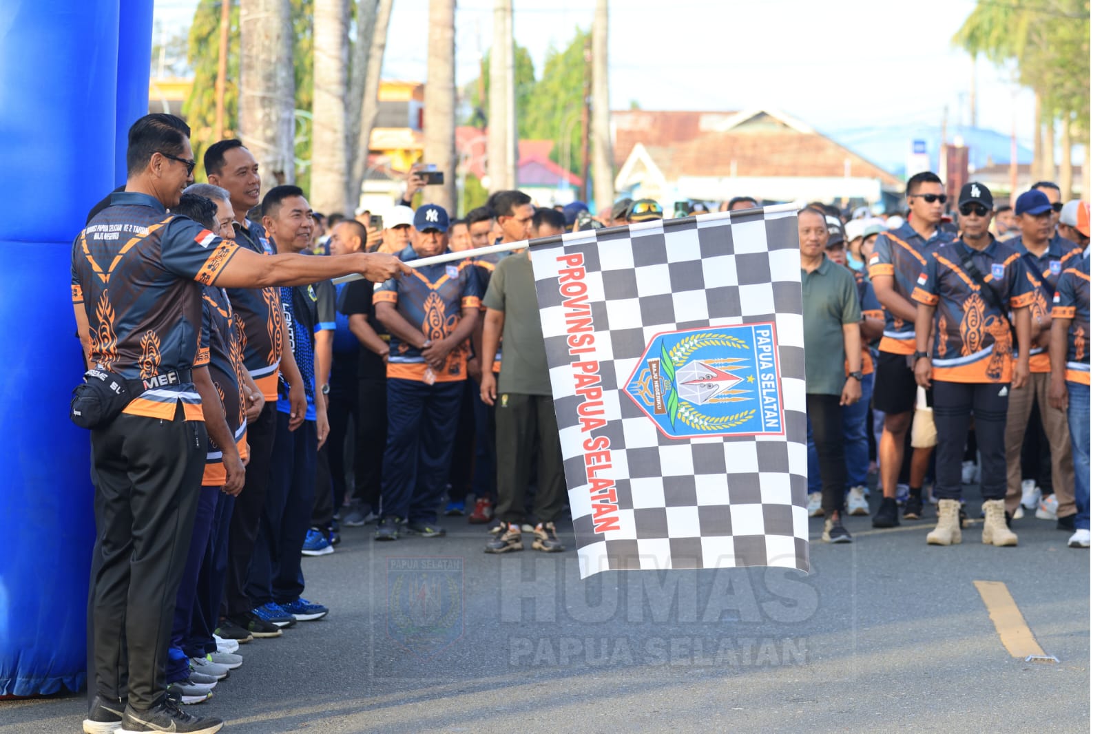 Penjabat Gubernur Papua Selatan, Komjen Pol (Purn) Rudy Sufahriadi melepas peserta jalan santai sambil mengangkat bendera – Surya Papua/IST