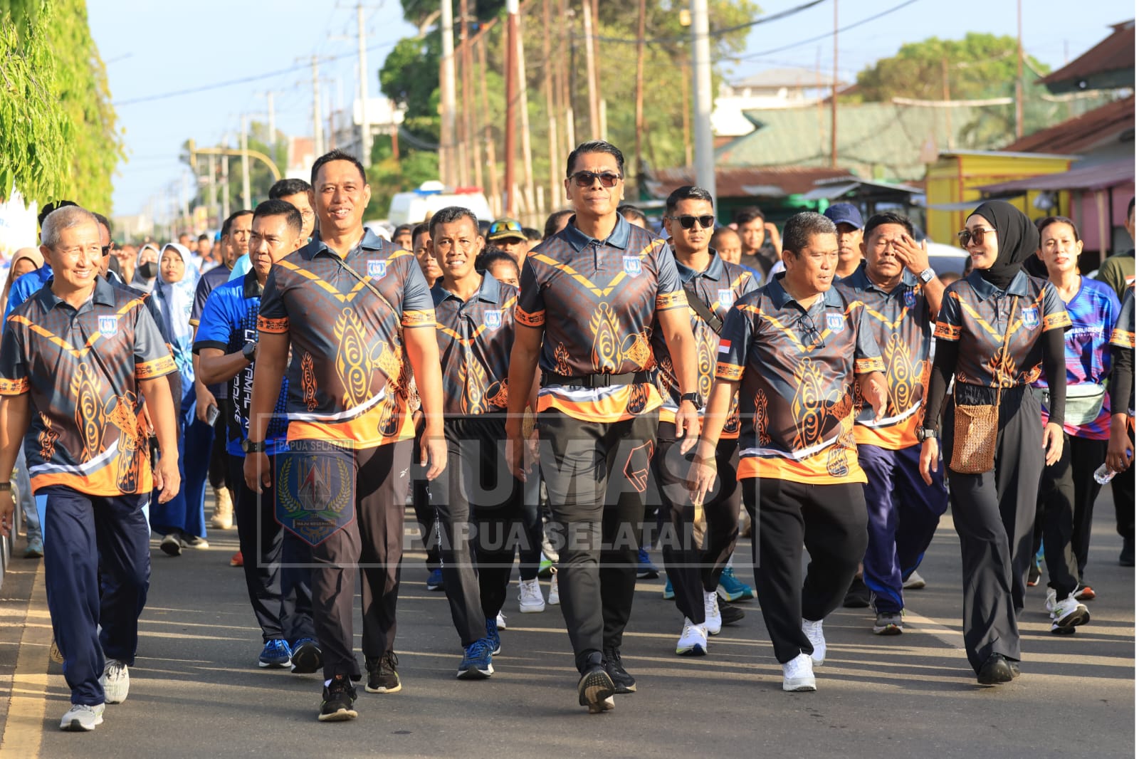 Suasana jalan santai yang diikuti juga Penjabat Gubernur Papua Selatan, Komjen Pol (Purn) Rudy Sufahriadi – Surya Papua/IST