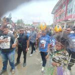 biasa 1 Cagub-Cawagub Papua Selatan, Romanus Mbaraka saat disambut ratusan masyarakat di Bandara Tanah Merah – Surya Papua/Frans Kobun