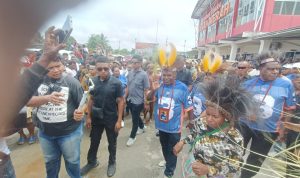Cagub-Cawagub Papua Selatan, Romanus Mbaraka saat disambut ratusan masyarakat di Bandara Tanah Merah – Surya Papua/Frans Kobun