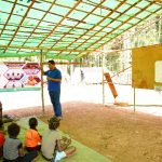 Suasana proses belajar mengajar kepada anak-anak di Kampung Mutimangge – Surya Papua/IST