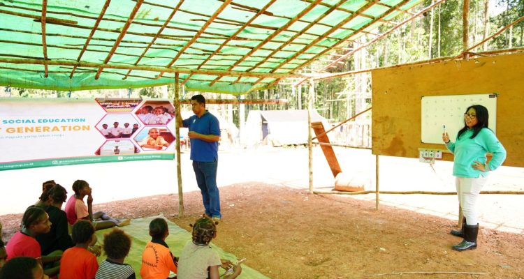 Suasana proses belajar mengajar kepada anak-anak di Kampung Mutimangge – Surya Papua/IST