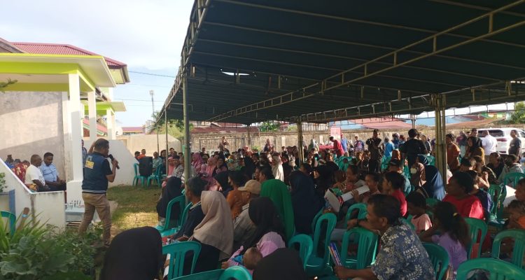 Ratusan masyarakat yang didominasi emak-emak memadati kampanye terbatas Calon Gubernur-Wakil Gubernur Papua Selatan, Romanus Mbaraka-Albertus Muyak – Surya Papua/Frans Kobun