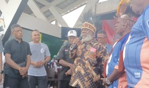 Tokoh Adat Boven Digoel, Kasimirus Awe sedang bicara- Surya Papua/Frans Kobun