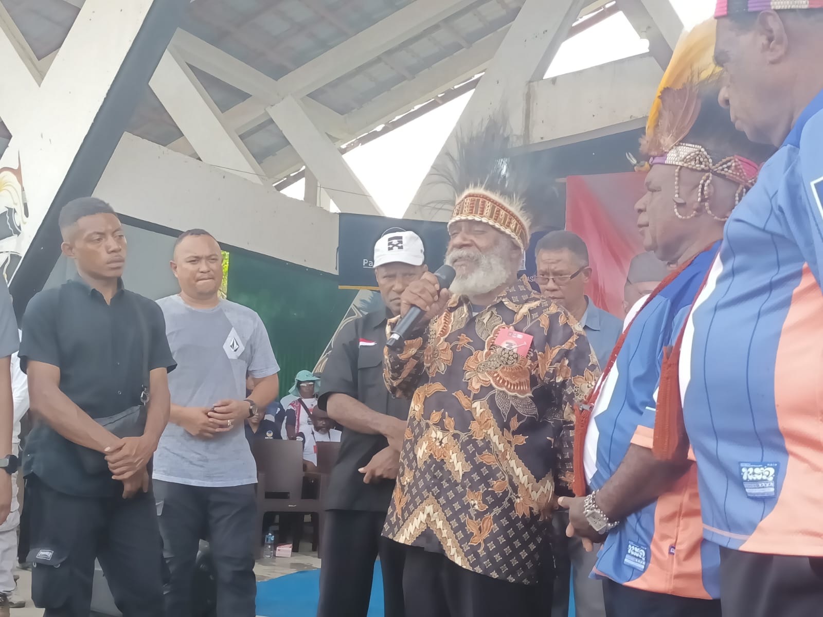 Tokoh Adat Boven Digoel, Kasimirus Awe sedang bicara- Surya Papua/Frans Kobun