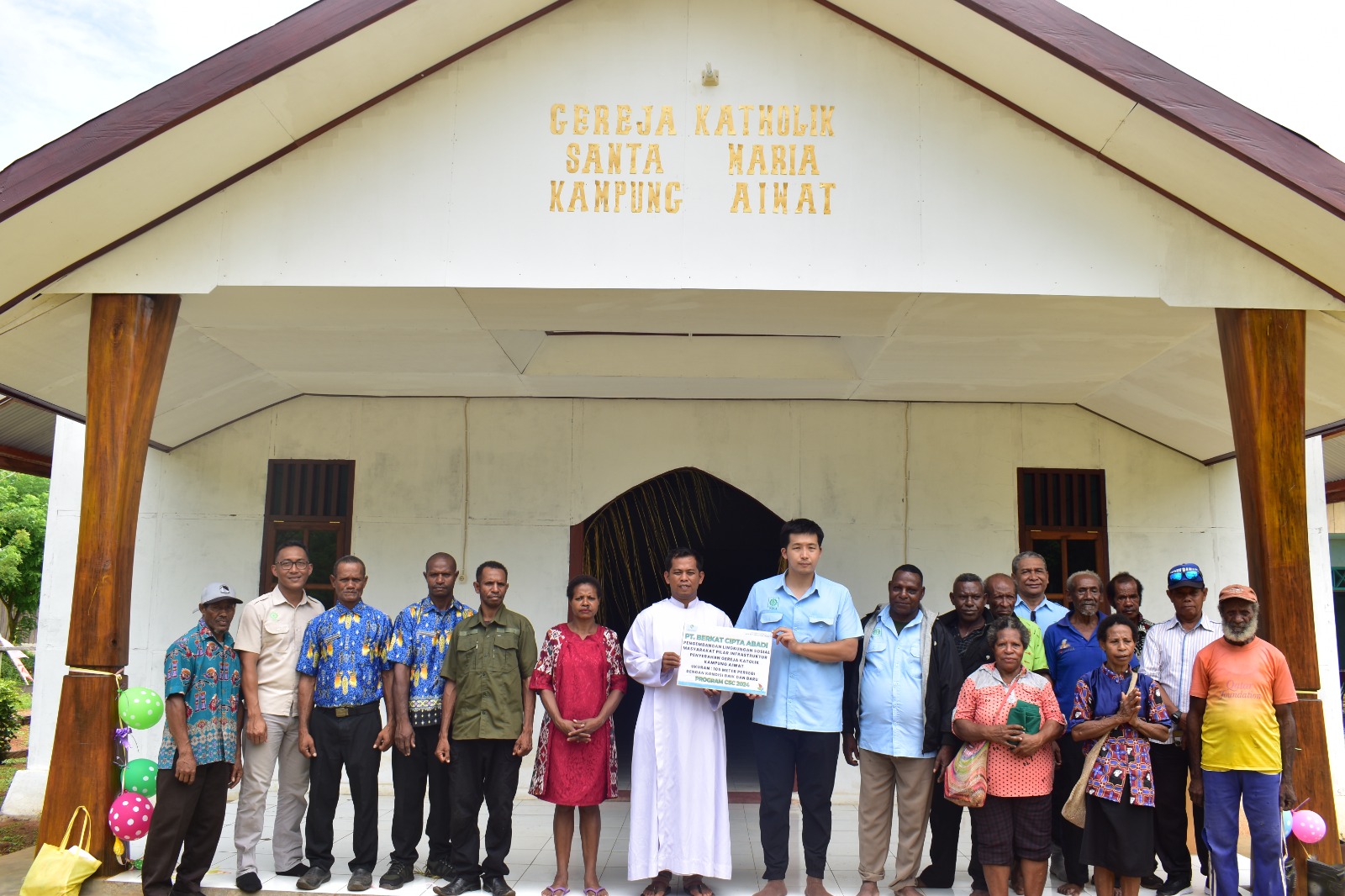 Foto bersama TSE Group serta pastor dan perwakilan masyarakat Kampung Aiwat – Surya Papua/IST