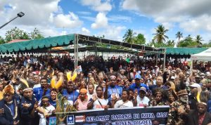 Ribuan masyarakat Boven Digoel yang memadati Lapangan Trikora-Tanah Merah, Kabupaten Boven Digoel – Surya Papua/Frans Kobun