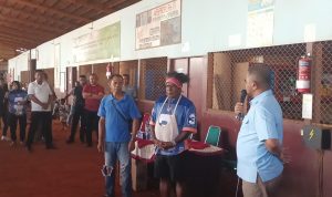 Foto Calon Gubernur Papua Selatan, Romanus Mbaraka bersama karyawan PT Inocin – Surya Papua/Frans Kobun