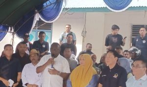 Calon Bupati Merauke, Yoseph Gebze sedang memberkan keterangan pers – Surya Papua/Frans Kobun