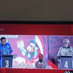 kabut 1 Cawagub Nimor 3, Albertus Muyak sedang memberikan pertanyaan kepada Nomor Urut 4, Paskalis Imadawa dalam debat yang berlangsung semalam – Surya Papua/Frans Kobun