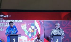 Cawagub Nimor 3, Albertus Muyak sedang memberikan pertanyaan kepada Nomor Urut 4, Paskalis Imadawa dalam debat yang berlangsung semalam – Surya Papua/Frans Kobun