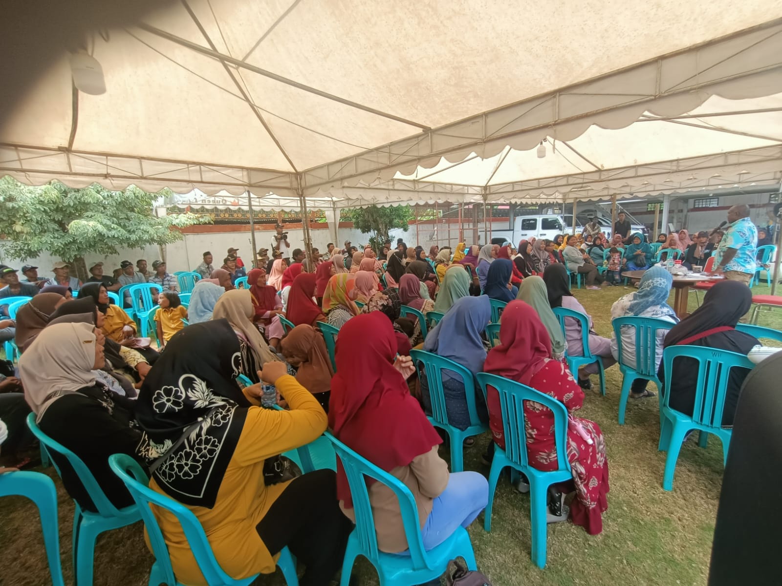 Pertemuan ratusan masyarakat bersama Calon Gubernur Papua Selatan, Romanus Mbaraka dikediamannya- Surya Papua/Frans Kobun