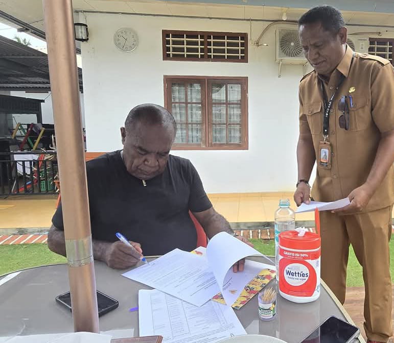 Bupati Merauke, Romanus Mbaraka sedang menandatangani dokumen dari salah satu instansi – Surya Papua/Frans Kobun