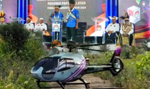 Calon Gubernur Papua Selatan, Romanus Mbaraka didampingi wakilnya sedang bicara – Surya Papua/IST