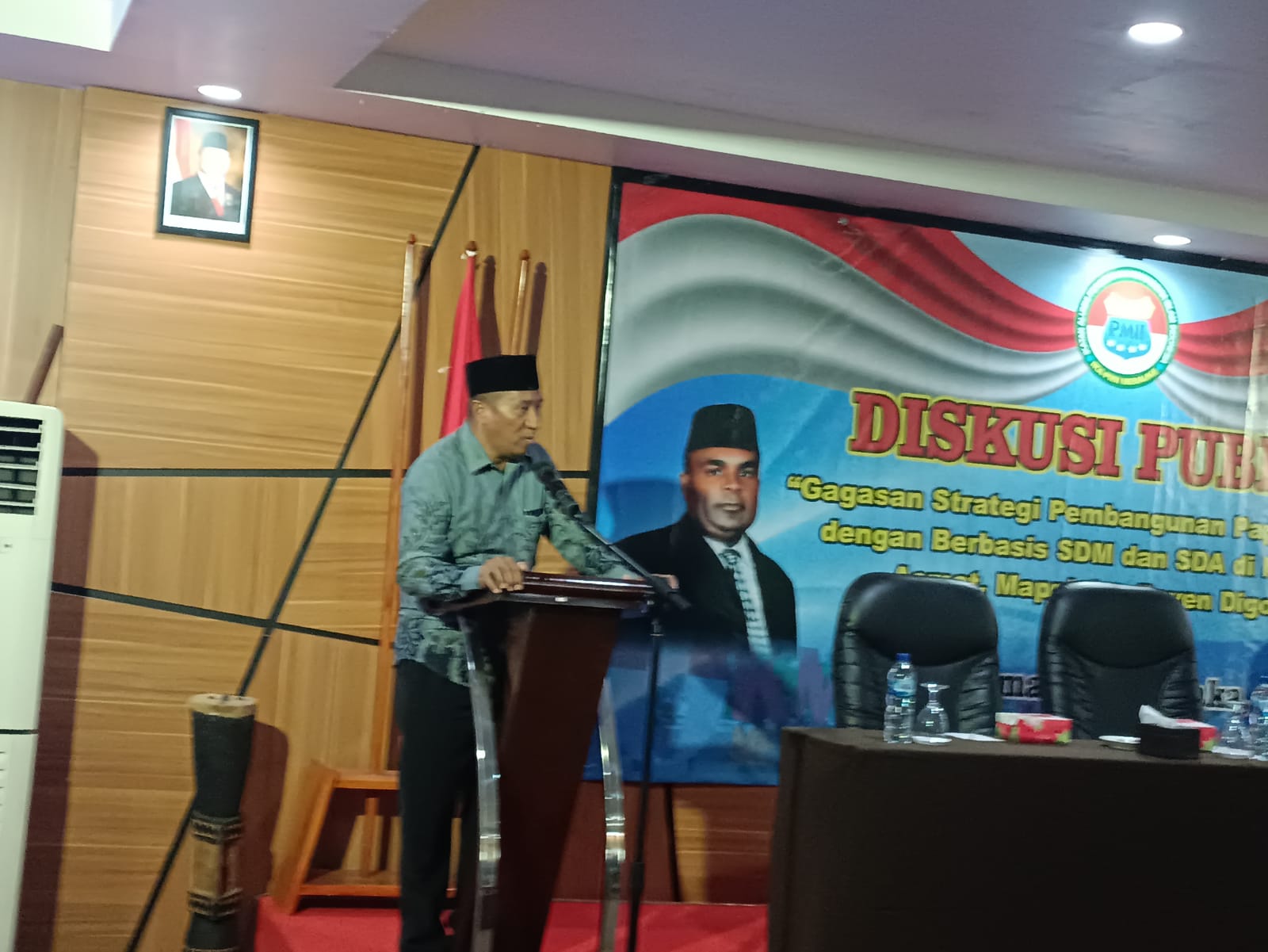 Pendiri IKA PMMI Kabupaten Merauke, Burhanuddin Zein berikan sambutan – Surya Papua/Frans Kobun