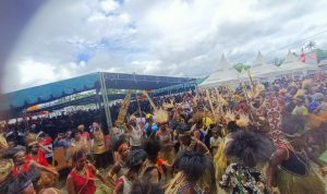 Suasana di Lapangan Trikora yang dipadati ribuan masyarakat Kabupaten Boven Digoel – Surya Papua/Frans Kobun