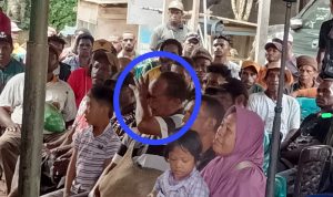 Lajumat Hoki menangis karena merasa telah dibantu oleh sahabat dekatnya Romanus Mabraka hingga menjadi polisi – Surya Papua/Frans Kobun