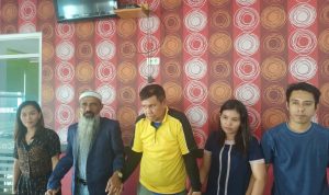 Foto bersama Nurilita didampingi pengacaranya bersama tioga orang lainnya – Surya Papua/Frans Kobun