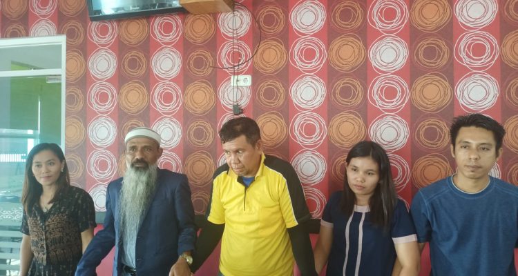 Foto bersama Nurilita didampingi pengacaranya bersama tioga orang lainnya – Surya Papua/Frans Kobun