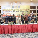 Foto bersama Wakil Menteri Dalam Negeri, Ribka Haluk bersama Penjabat Gubernur Papua Selatan serta penyelenggara – Surya Papua/IST