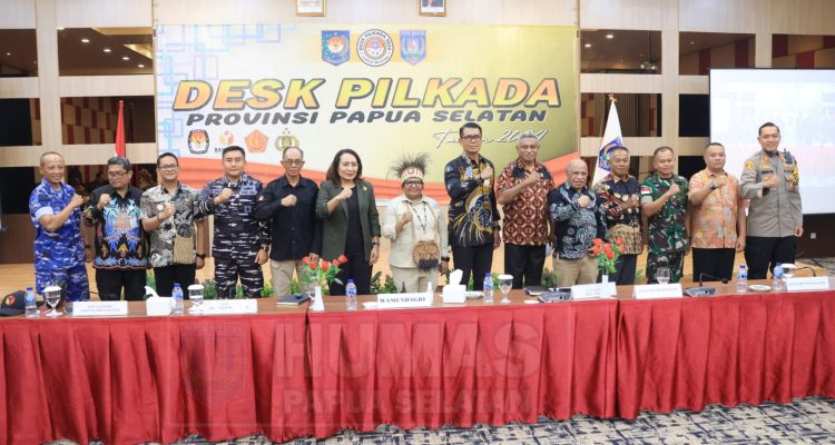 Foto bersama Wakil Menteri Dalam Negeri, Ribka Haluk bersama Penjabat Gubernur Papua Selatan serta penyelenggara – Surya Papua/IST