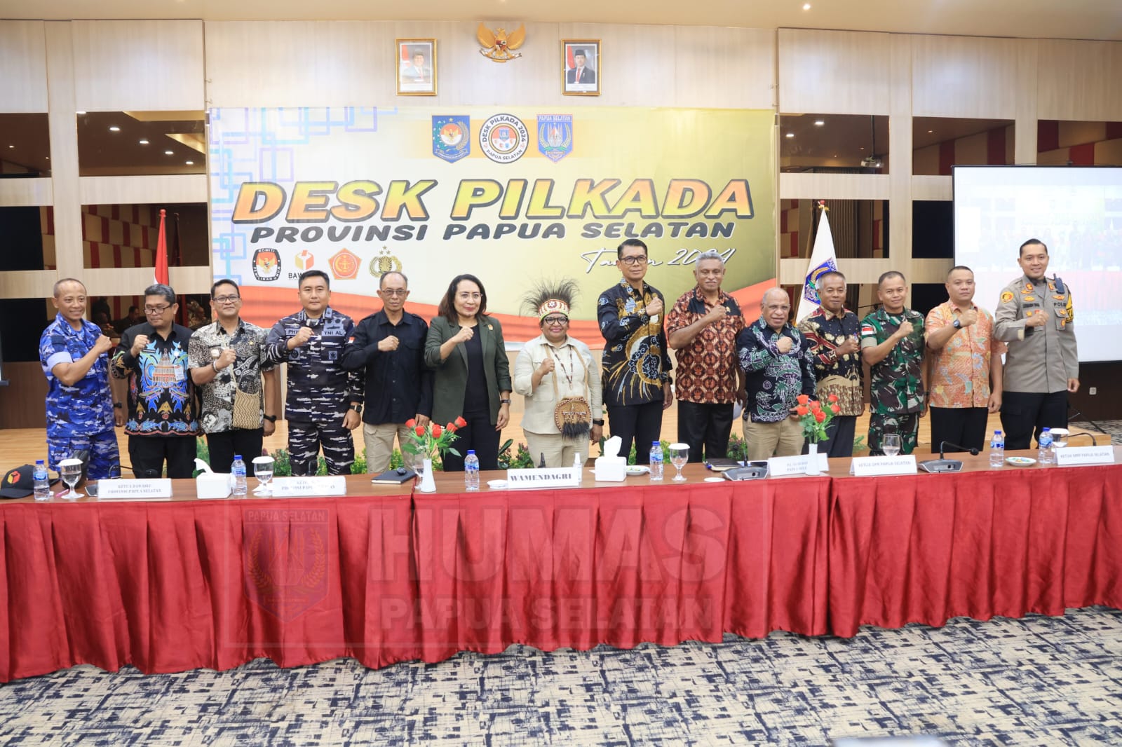 Foto bersama Wakil Menteri Dalam Negeri, Ribka Haluk bersama Penjabat Gubernur Papua Selatan serta penyelenggara – Surya Papua/IST