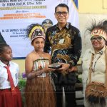 Wamendagri, Riba Haluk saat di SDI Gudang Arang memantau makan gratis bergizi – Surya Papua/IST