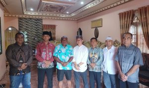 Cagub Papua Selatan, Romanus Mbaraka foto bersama dengan Ketua LDII Provinsi Papua Selatan didampingi sejumlah pengurusnya – Surya Papua/Frans Kobun