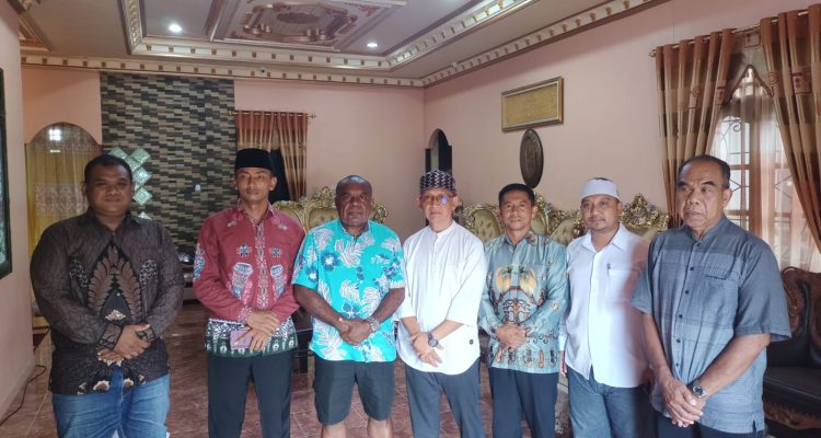 Cagub Papua Selatan, Romanus Mbaraka foto bersama dengan Ketua LDII Provinsi Papua Selatan didampingi sejumlah pengurusnya – Surya Papua/Frans Kobun