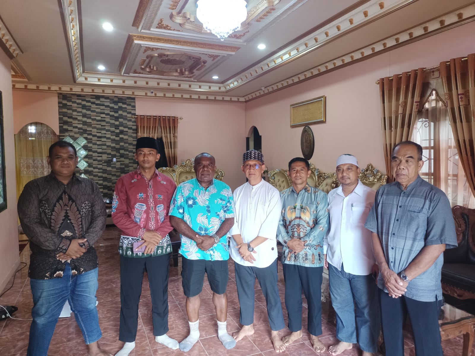 Cagub Papua Selatan, Romanus Mbaraka foto bersama dengan Ketua LDII Provinsi Papua Selatan didampingi sejumlah pengurusnya – Surya Papua/Frans Kobun