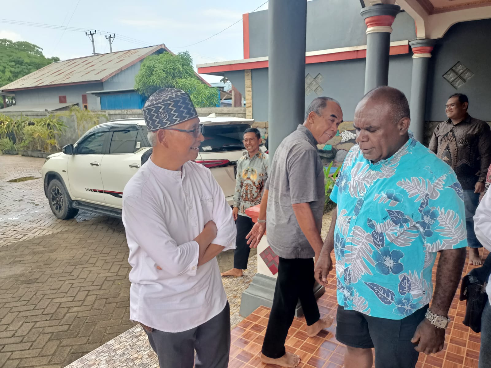 Ketua LDII Provinsi Papua Selatan, H. Muhammad Fahroni sedang bincang-bincang dengan Romanus Mbaraka- Surya Papua/Frans Kobun