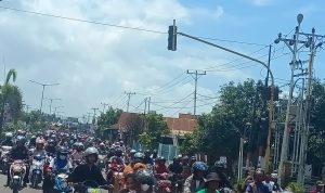 Ribuan massa bersama kendaraan baik roda dua, empat dan enam melakukan konvoi keliling kota sebelum menuju ke Kapsul Waktu – Surya Papua/Frans Kobun