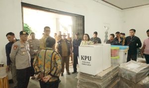 Penjabat Gubernur Papua selatan, Komjen Pol (Purn) Rudy Sufahriadi memantau proses pendistribusian logistic pemilu – Surya Papua/IST