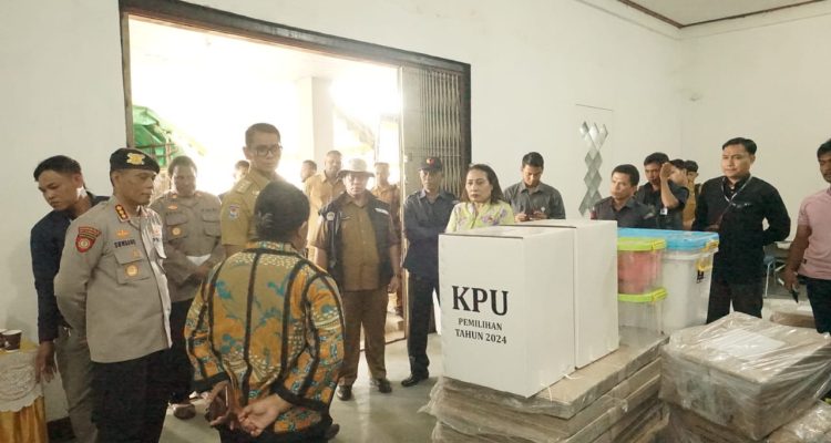 Penjabat Gubernur Papua selatan, Komjen Pol (Purn) Rudy Sufahriadi memantau proses pendistribusian logistic pemilu – Surya Papua/IST