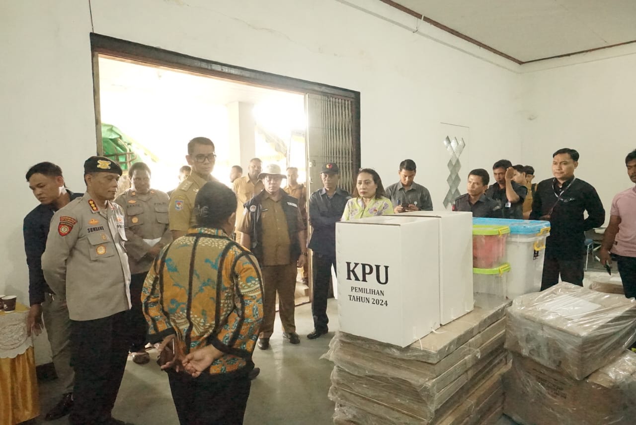 Penjabat Gubernur Papua selatan, Komjen Pol (Purn) Rudy Sufahriadi memantau proses pendistribusian logistic pemilu – Surya Papua/IST