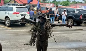 Salah seorang warga yang melumuri badannya dengan lumpur saat ikut menjempout Cagub-Cawagub papua Selatan, Romanus Mbaraka-Albertus Muyak – Surya Papua/Frans Kobun