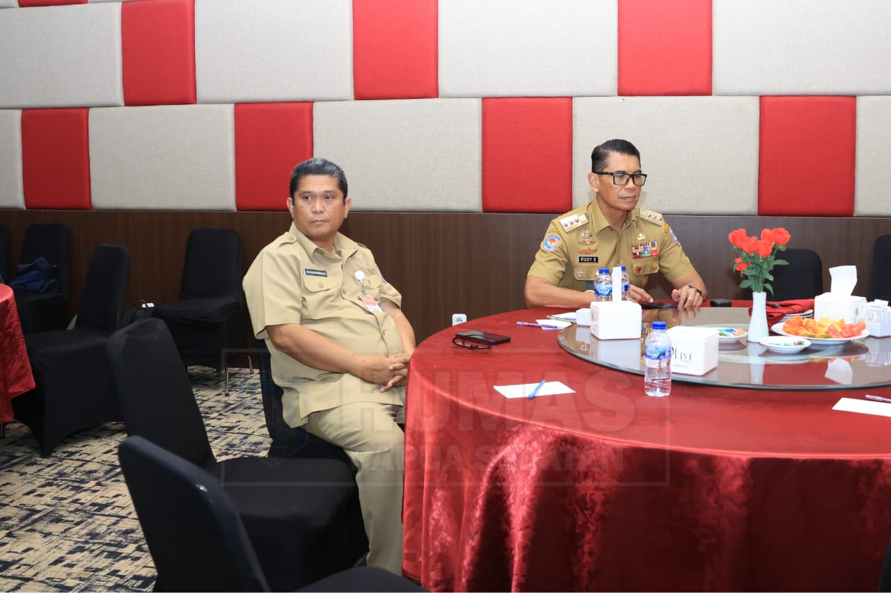 Penjabat Gubernur Papua Selatan, Komjen Pol (Purn) Rudy Sufahriadi dan Penjabat Sekda Pemrov Papsel, Maddaremmeng hadiri zoom meeting – Surya Papua/IST