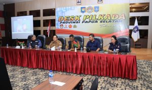 Asisten I Setda Provinsi Papua Selatan, Agustinus Joko Guritno didampingi KPU sedang lakukan zoom meerung dengan desk Pilkada di tiga kabupaten – Surya Papua/IST