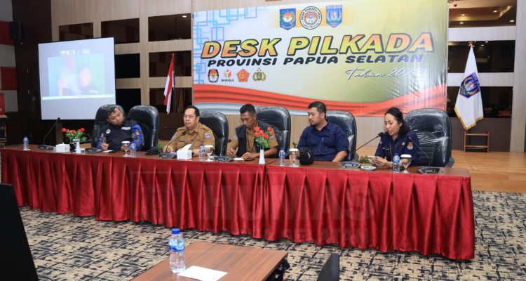 Asisten I Setda Provinsi Papua Selatan, Agustinus Joko Guritno didampingi KPU sedang lakukan zoom meerung dengan desk Pilkada di tiga kabupaten – Surya Papua/IST