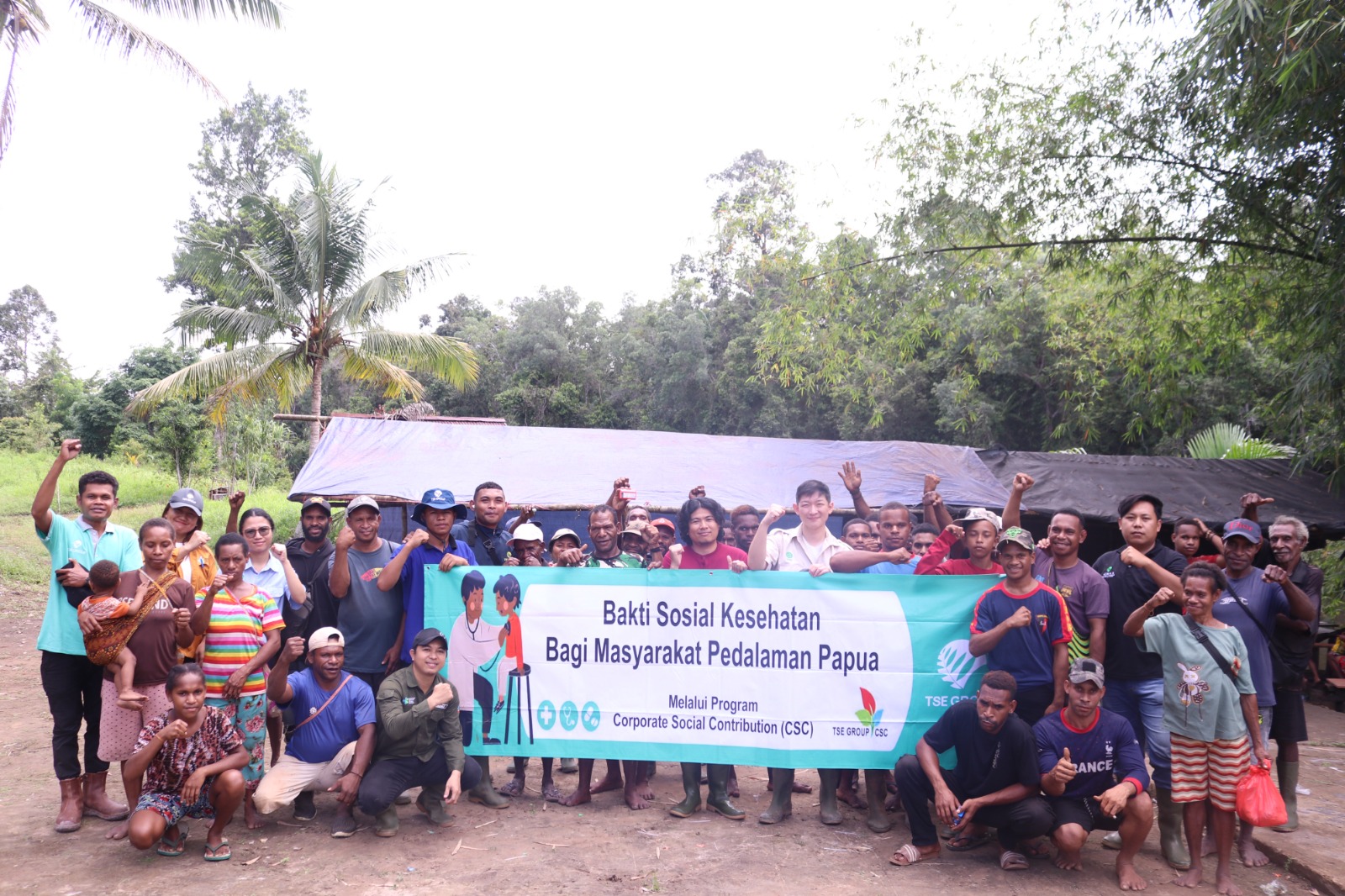 Foto bersama pihak perusahan bersama masyarakat Kampung Mungge usai kegiatan pelayanan kesehatan – Surya Papua/IST