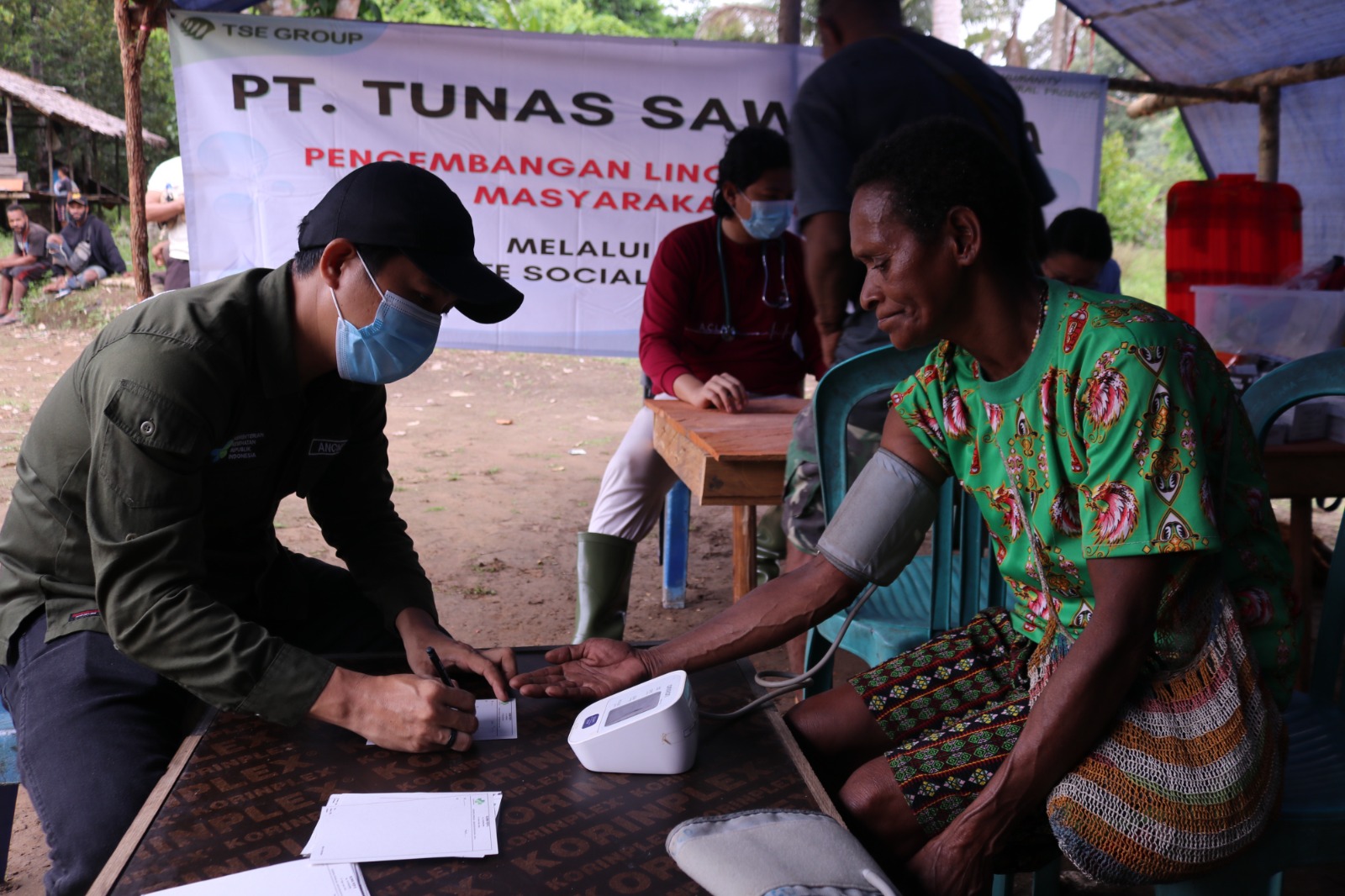 Petugas medis dari TSE Group sedang melakukan pemeriksaan tekanan darah kepada salah seorang warga – Surya Papua/IST