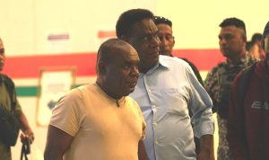 Cagub-Cawagub Papua Selatan, Romanus Mbaraka-Albertus Muyak saat tiba di Jakarta – Surya Papua/IST