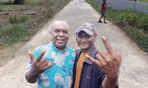 Arki Mahuze foto bersama Cagub Papua Selatan, Romanus Mbaraka serta jalan- Surya Papua/Frans Kobun