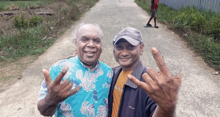 Arki Mahuze foto bersama Cagub Papua Selatan, Romanus Mbaraka serta jalan- Surya Papua/Frans Kobun