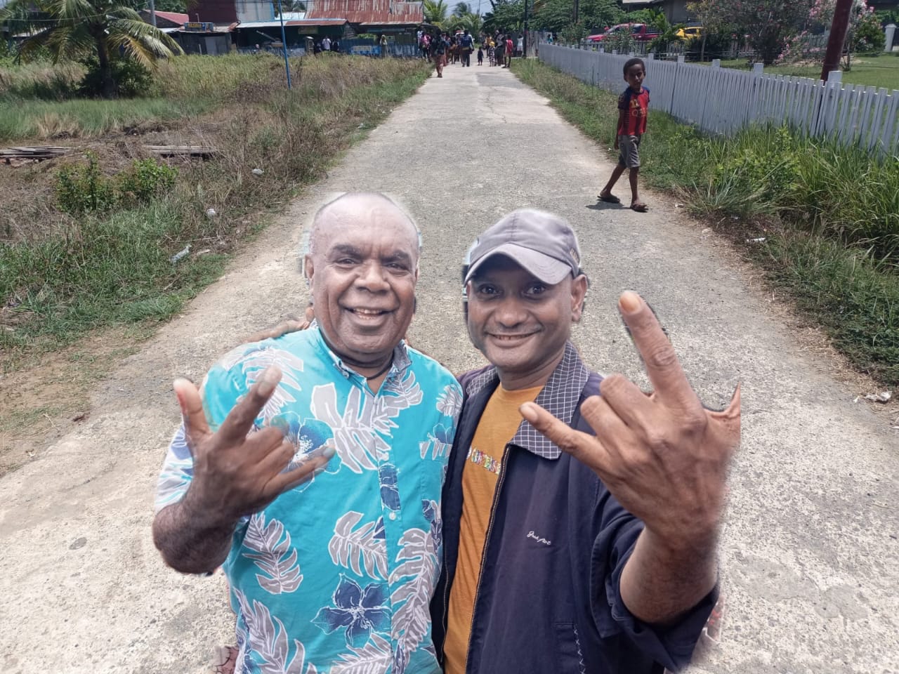 Arki Mahuze foto bersama Cagub Papua Selatan, Romanus Mbaraka serta jalan- Surya Papua/Frans Kobun