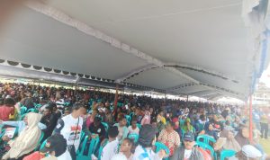 Belasan ribu masyarakat tumpah ruah di Kapsul Waktu mengikuti kampanye akbar Romanus-Muyak- Surya Papua/Frans Kobun