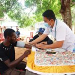 Pelayanan kesehatan kepada salah seorang warga di Kampung Salamepe – Surya Papua/IST